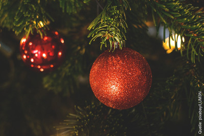 Seit Beginn des 17. Jahrhunderts wurden Weihnachtsbäume neben mit Süßem und Äpfeln auch mit Kerzen geschmückt.